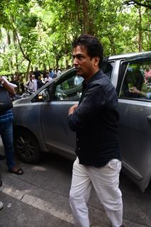 Vikram Phadnis snapped outside Malaika Arora’s father’s house 