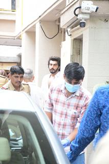 Arjun Kapoor snapped outside Malaika Arora’s father’s house 