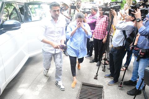 Amrita Arora snapped outside Malaika Arora’s father’s house 