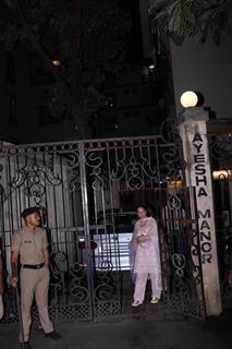 Celebrities snapped outside Malaika Arora’s father’s house 