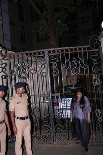 Arpita Khan Sharma snapped outside Malaika Arora’s father’s house 