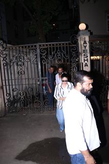 Kareena Kapoor snapped outside Malaika Arora’s father’s house 