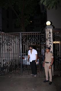 Arjun Kapoor snapped outside Malaika Arora’s father’s house 