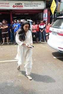 Mini Mathur arrive for Malaika Arora's father Anil Mehta's last rites