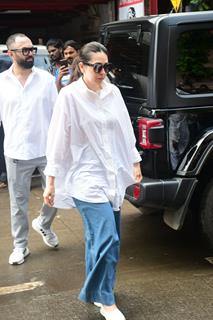 Karisma Kapoor arrive for Malaika Arora's father Anil Mehta's last rites