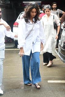 Shibani Dandekar Akhtar arrive for Malaika Arora's father Anil Mehta's last rites