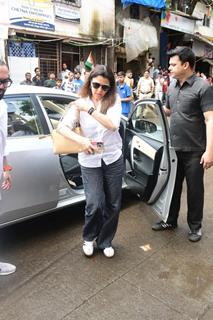 Aditi Govitrikar arrive for Malaika Arora's father Anil Mehta's last rites