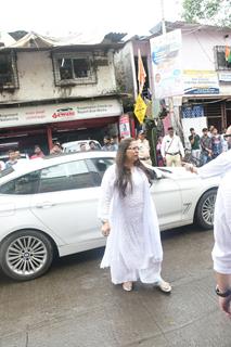 Geeta Kapur arrive for Malaika Arora's father Anil Mehta's last rites