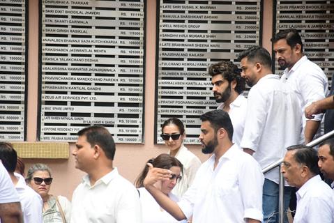 Malaika Arora and Arjun Kapoor arrive for Malaika Arora's father Anil Mehta's last rites