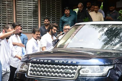 Arjun Kapoor arrive for Malaika Arora's father Anil Mehta's last rites