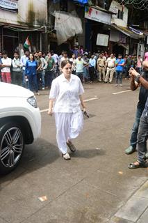 Alvira Khan Agnihotri arrive for Malaika Arora's father Anil Mehta's last rites