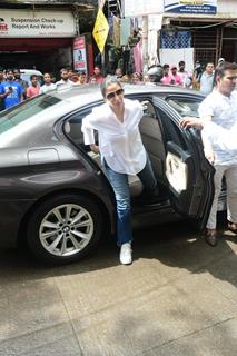 Sophie Choudry arrive for Malaika Arora's father Anil Mehta's last rites