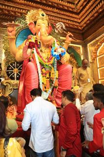 Vicky Kaushal snapped at Lalbhag cha Raja