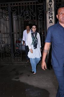 Karisma Kapoor arrive for Malaika Arora's father Anil Mehta's last rites