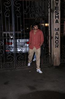 Arhaan Khan arrive for Malaika Arora's father Anil Mehta's last rites