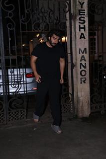 Arjun Kapoor arrive for Malaika Arora's father Anil Mehta's last rites