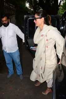 Kareena Kapoor snapped outside Malaika Arora’s father’s house