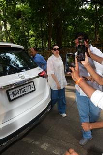 Karisma Kapoor snapped outside Malaika Arora’s father’s house