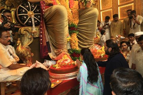 Anant Ambani and Radhika Merchant snapped at Lalbaugcha Raja