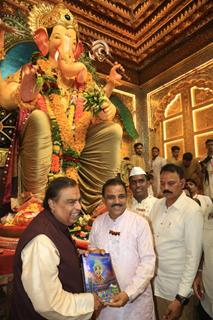 Mukesh Ambani snapped at Lalbaugcha Raja