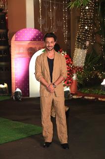 Aayush Sharma snapped at CM’s residence for Ganpati Darshan