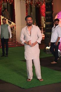 Suniel Shetty snapped at CM’s residence for Ganpati Darshan