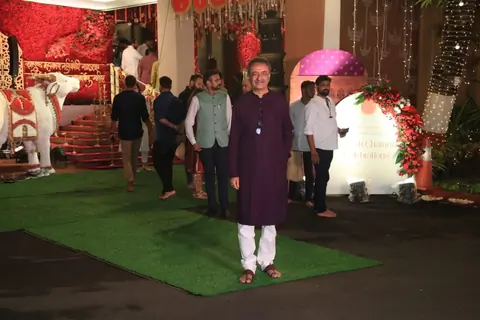 Rajkumar Hirani snapped at CM’s residence for Ganpati Darshan