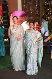 Asha Bhosle snapped at CM’s residence for Ganpati Darshan