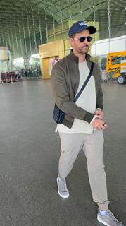 Hrithik Roshan snapped at the airport