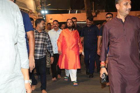 Anant Ambani snapped at Mumbai Cha Raja Ganesh Galli