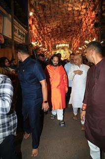 Anant Ambani snapped at Lalbaugcha Raja