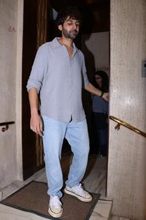 Kartik Aaryan snapped in the city