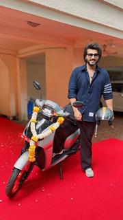 Arjun Kapoor's New EV Scooty BGauss RUV 350