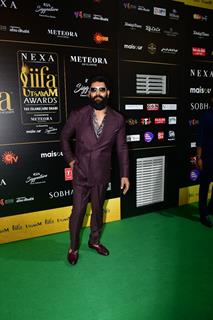 Chiyaan Vikram grace the green carpet of IIFA Utsavam Awards 2024