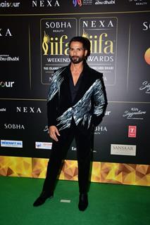 Shahid Kapoor grace the green carpet of IIFA Awards 2024