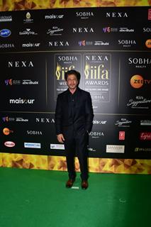 Shah Rukh Khan grace the green carpet of IIFA Awards 2024