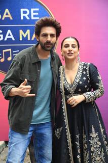 Vidya Balan and Kartik Aaryan snapped promoting their upcoming film ' Bhool Bhulaiyaa 3' on the sets of Sa Re Ga Ma Pa