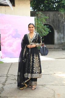 Vidya Balan snapped promoting their upcoming film ' Bhool Bhulaiyaa 3' on the sets of Sa Re Ga Ma Pa