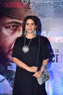 Sonali Kulkarni grace the premiere of Manvat Murders