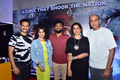 Ashutosh Gowariker, Sonali Kulkarni and Sai Tamhankar grace the premiere of Manvat Murders