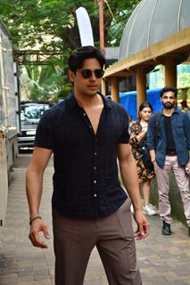 Sidharth Malhotra snapped in the city 