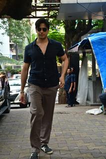 Sidharth Malhotra snapped in the city 