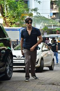 Sidharth Malhotra snapped in the city 