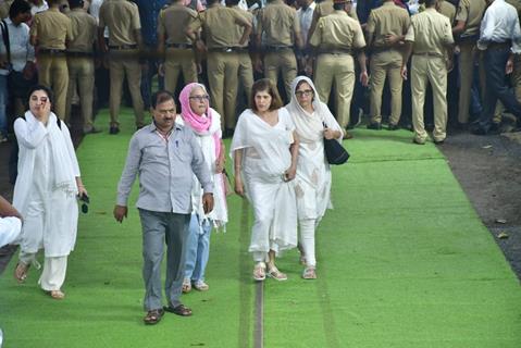 Celebrities snapped at Ratan Tata's Funeral