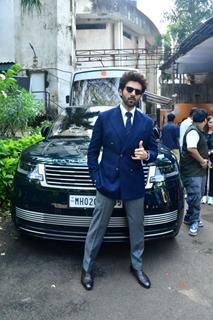 Kartik Aaryan snapped promoting their upcoming film 'Bhool Bhulaiyaa 3' on the sets of KBC 16