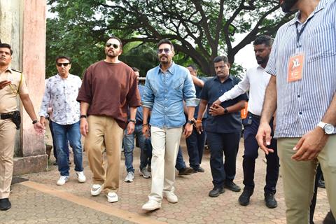 Ajay Devgn and Rohit Shetty attempt the Guinness World Record for the largest Vada Pav delivery at Airport High School & Junior College