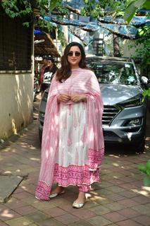 Parineeti Chopra snapped in Juhu