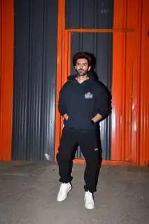 Kartik Aaryan snapped promoting their upcoming film ' Bhool Bhulaiyaa 3' on the sets of India Best Dancer