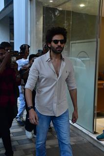 Kartik Aaryan snapped promoting their upcoming film ' Bhool Bhulaiyaa 3' 