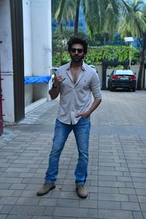 Kartik Aaryan snapped promoting their upcoming film ' Bhool Bhulaiyaa 3' 